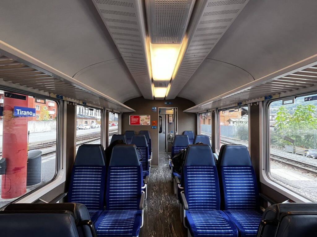 レーティッシュ鉄道ベルニナ線 普通列車の車内